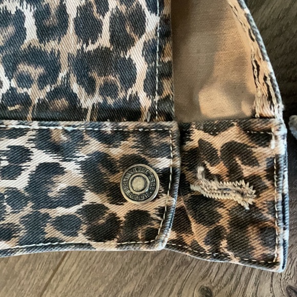 Free People Cheetah Animal Print Cotton Denim Jacket w/Frayed Hem Size Small - Picture 8 of 10